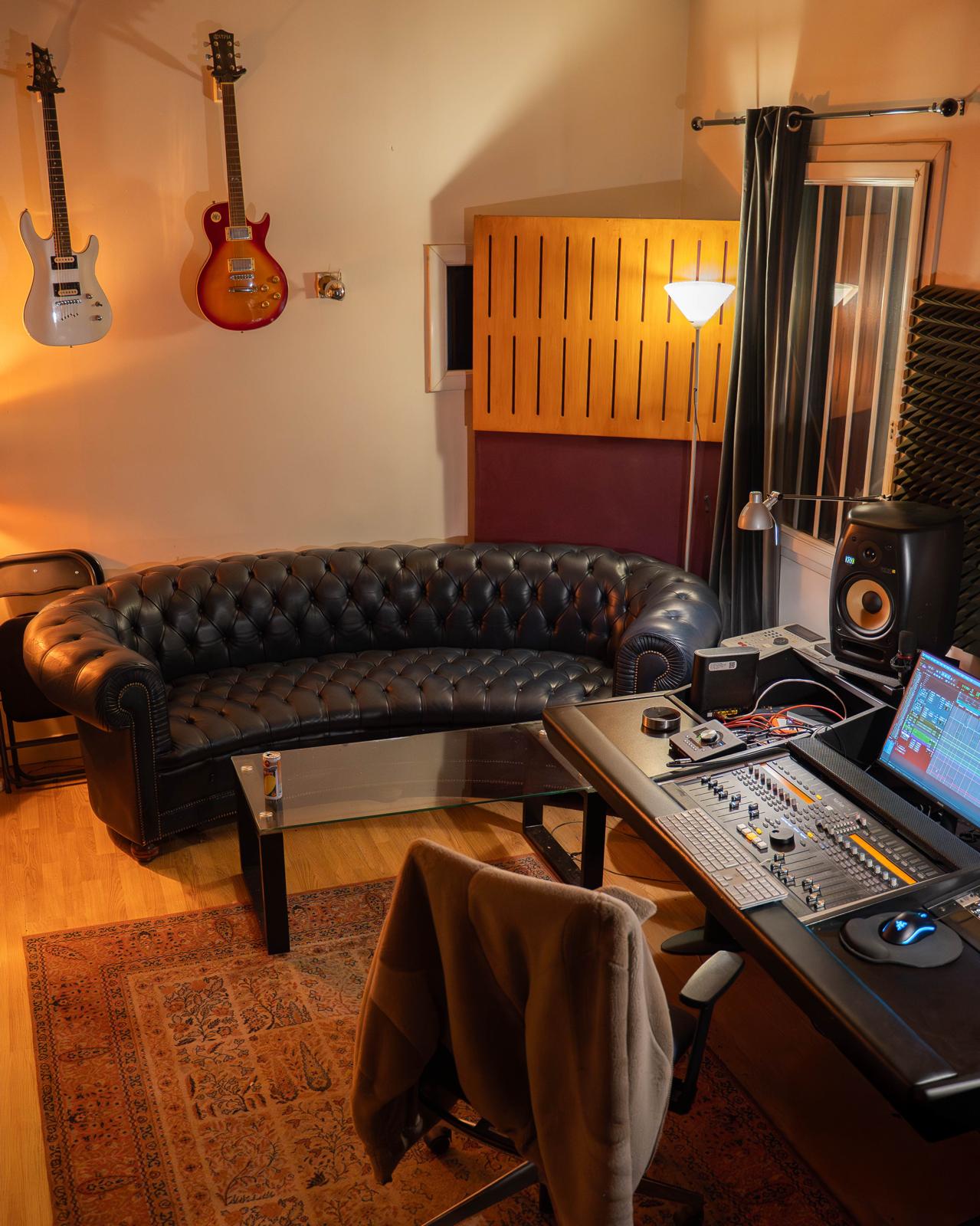 Canapé et guitares dans le studio